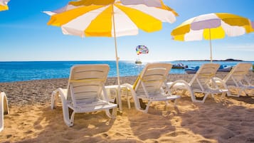 Yksityinen ranta, aurinkotuoleja, aurinkovarjoja, rantapyyhkeitä