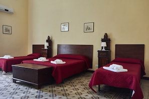 1 habitación, cubrecamas, minibar y escritorio 