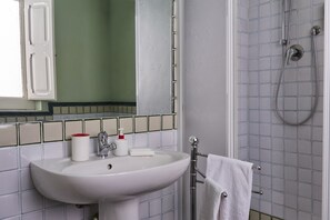 1 camera, copriletto in piuma, minibar, una scrivania