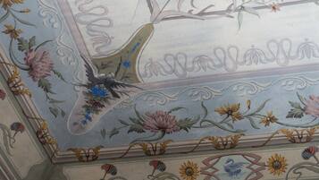 Un plafond orné de motifs floraux et d’oiseaux.