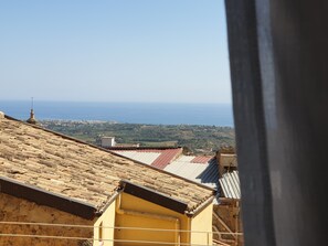 A view of a coastal town with terracotta roofs and a clear blue sky. - Alloggio della Posta Vecchia (Agrigento)
