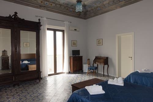 Grand-Dreibettzimmer, Meerblick | 1 Schlafzimmer, Daunenbettdecken, Minibar, Schreibtisch