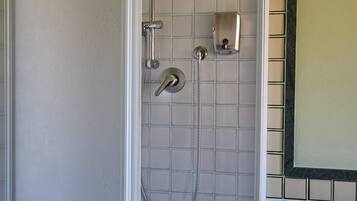 Shower, free toiletries, hair dryer, bidet