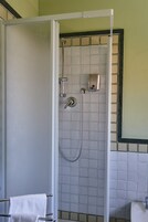 Ducha, artículos de tocador gratuitos, secador de pelo, bidet