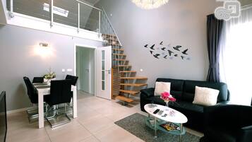 Luxe appartement, 2 slaapkamers, bubbelbad (Wind Room) | Woonruimte | Flatscreentelevisie