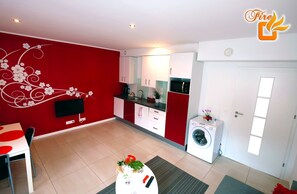 Apartamento de lujo, 1 habitación, bañera de hidromasaje (Fire Room) | Cocina privada | Frigorífico grande, microondas, placa de cocina y lavavajillas