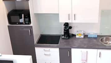 Appartement Luxe, 2 chambres, bain à remous (Wind Room) | Cuisine privée | Grand réfrigérateur, micro-ondes, plaque de cuisson, lave-vaisselle