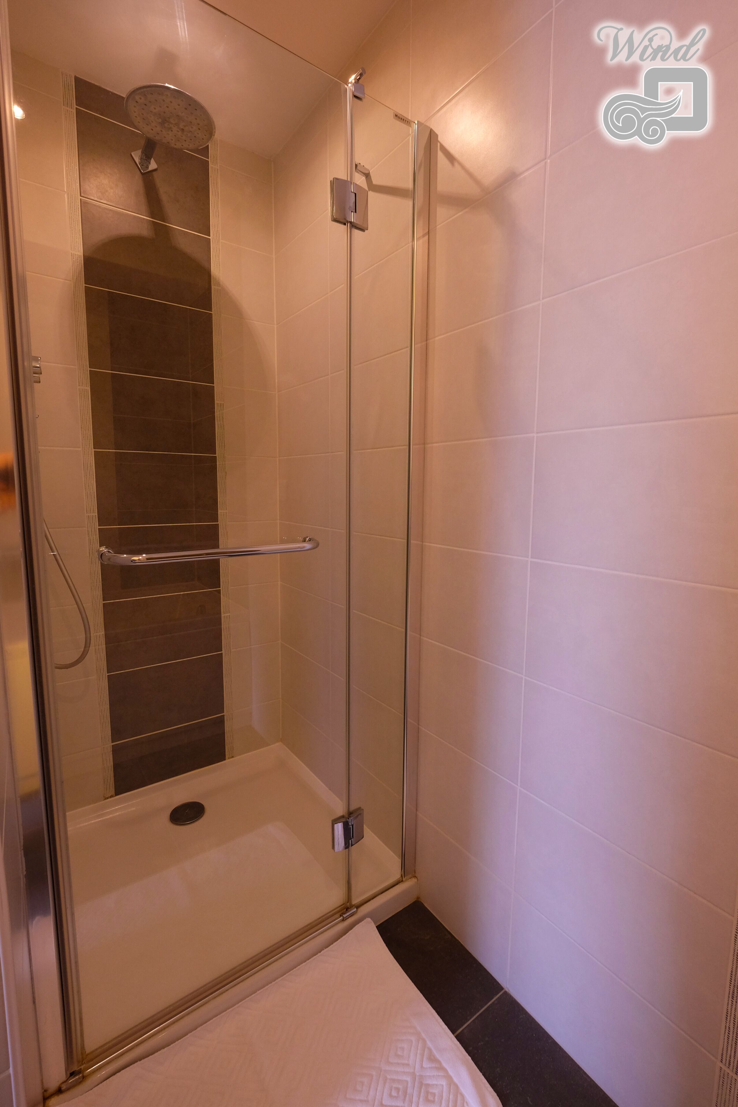 luxury apartment, 2 bedrooms, hot tub (wind room) | bathroom shower