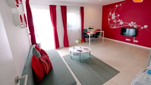 A modern living room with a sofa, a coffee table, and a TV. - My-Cocoon (Court-Saint-Etienne)