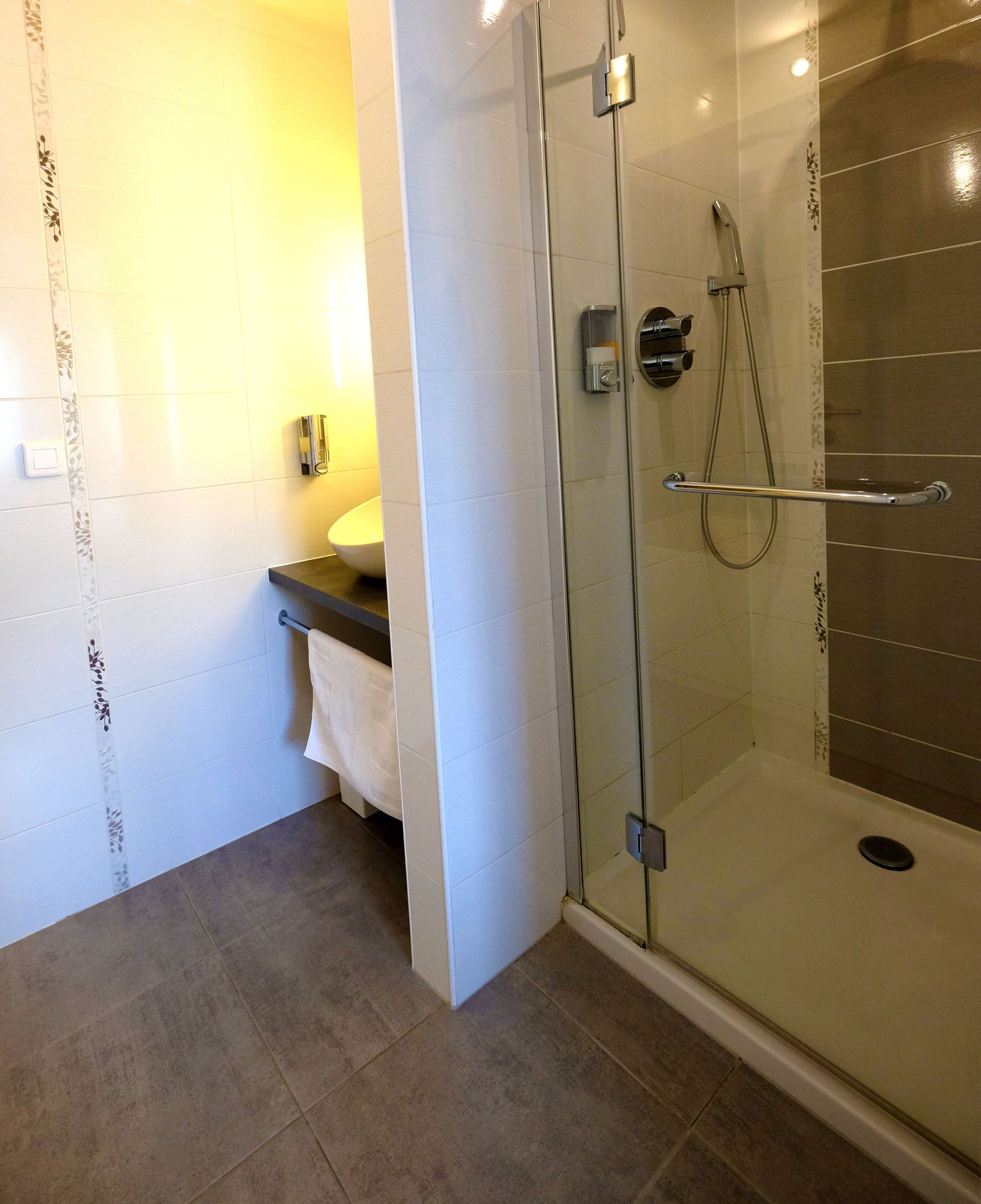 luxury apartment, 2 bedrooms, hot tub (earth room) | premium bedding, in-room safe, individually decorated, laptop workspace