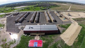 Ein großes Industriegebäude mit mehreren Lagereinheiten und einem roten Anbau.