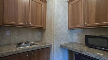 Basic Single Room, 1 Double Bed | Private kitchenette | Fridge, microwave