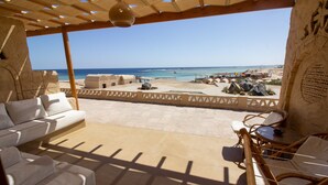 A terrace with a view of the sea, furnished with sofas and a table. - Marsa Shagra Village (Marsa Alam)