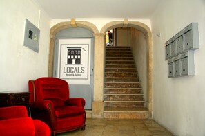 Interior entrance - Locals Hostel & Suites (Lisbon)