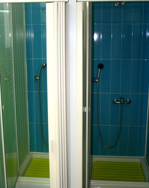 Bathroom - Locals Hostel & Suites (Lisbon)