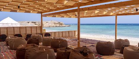 Am Strand, Liegestühle, Sonnenschirme, Strandtücher