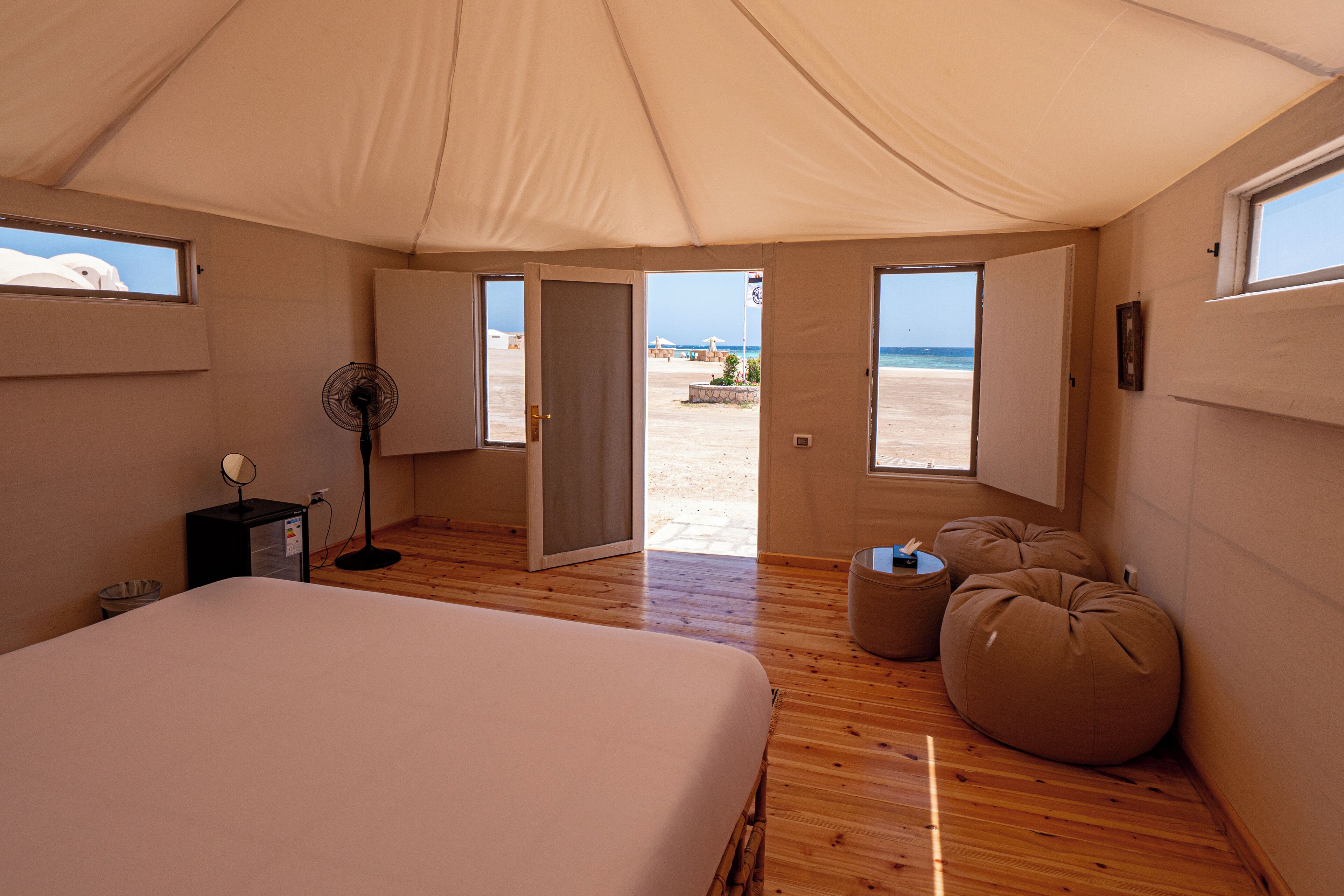 Royal-Zelt, Blick auf die Anlage | Kostenlose Babybetten, Bettwäsche