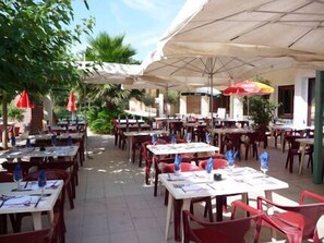 Lunch and dinner served, Regional cuisine - Azur Soleil - Les Pins Maritimes - Campground (Hyères)