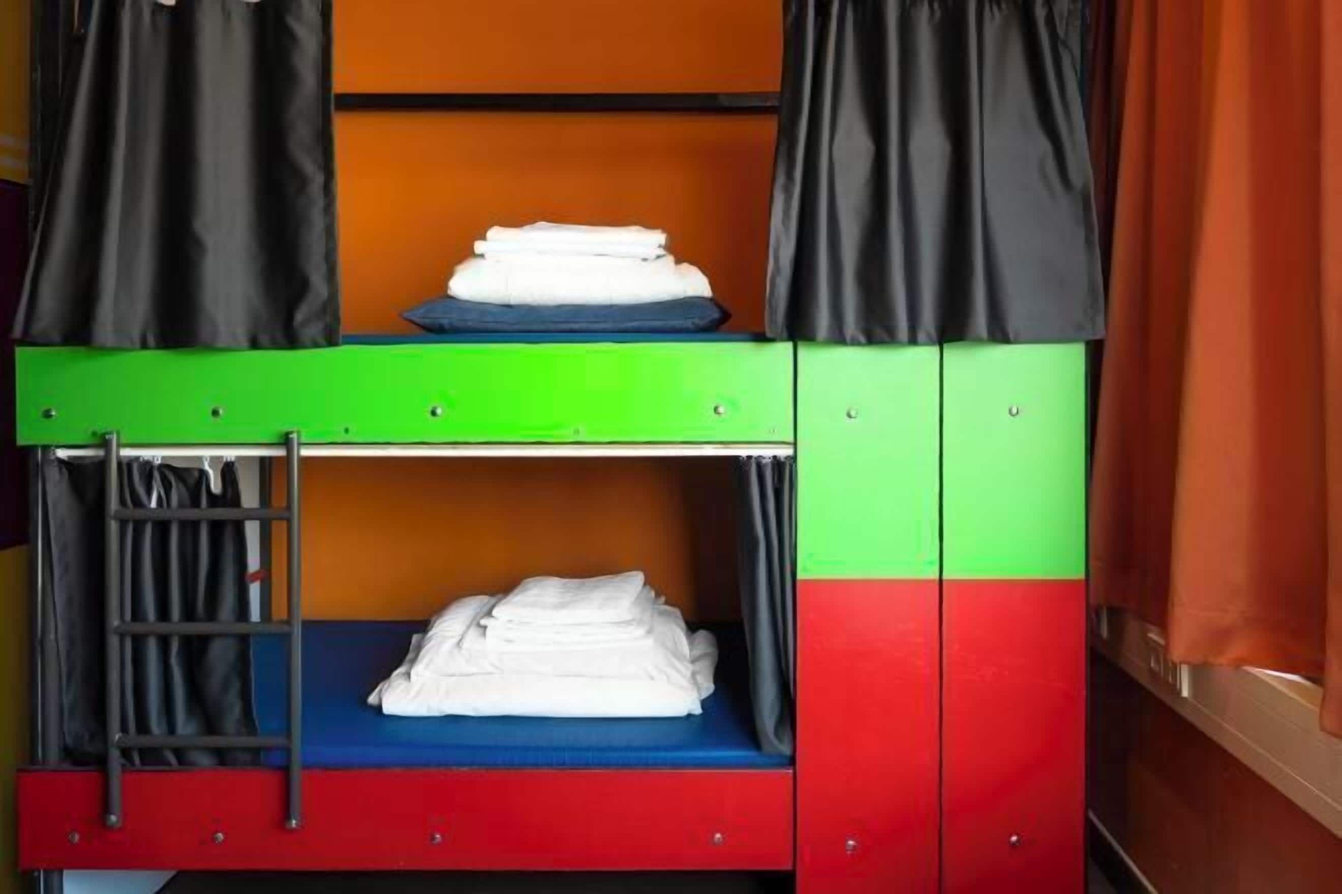 Cortinas blackout, tabla de planchar con plancha y wifi gratis 