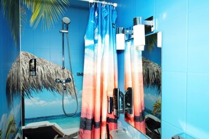 Chambre Design (Ocean Theme) | Salle de bain | Douche, articles de toilette gratuits, sèche-cheveux