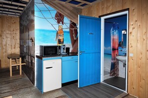Design-Zimmer (Ocean Theme) | Badezimmer | Dusche, kostenlose Toilettenartikel, Haartrockner, Handtücher