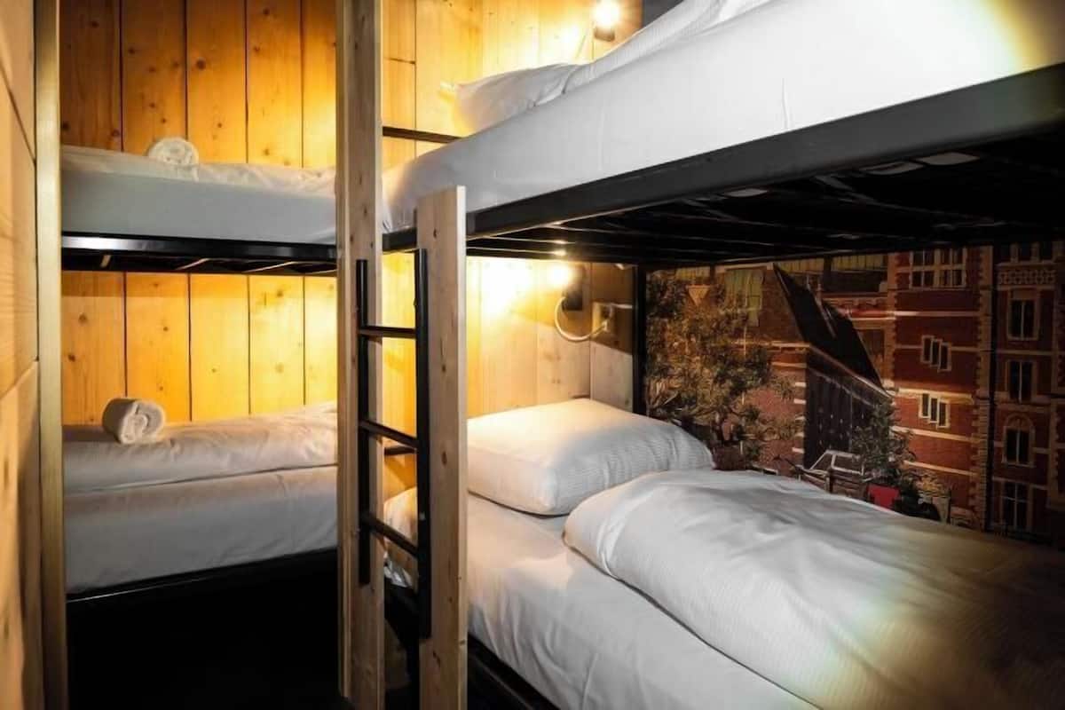 Cortinas opacas, tabla de planchar con plancha, wifi gratis