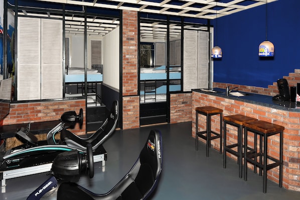 Design Studio Suite | Blackout drapes, iron/ironing board, free WiFi, bed sheets - Amsterdam Teleport Hotel (Amsterdam)