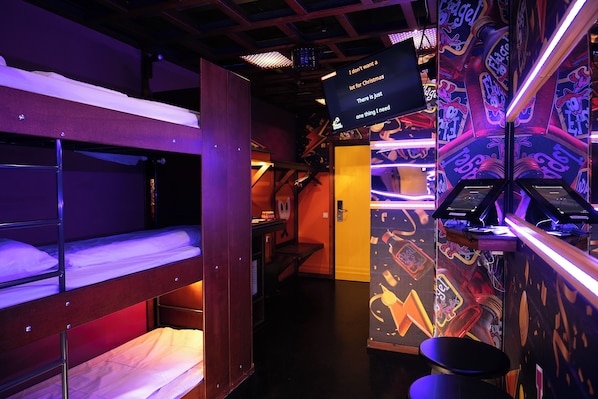 Design Studio | 1 bedroom, blackout drapes, iron/ironing board, free WiFi
