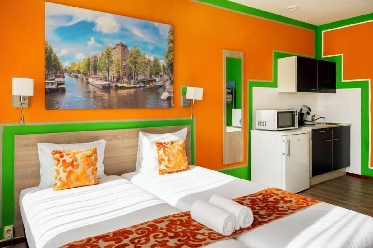 1 bedroom, blackout drapes, iron/ironing board, free WiFi