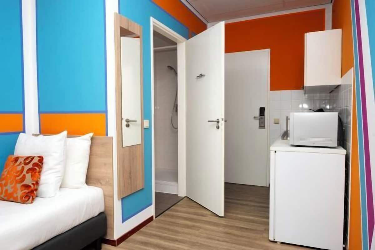 1 bedroom, blackout drapes, iron/ironing board, free WiFi