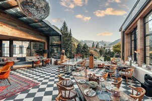 Serviço de almoço e jantar; culinária regional, vistas para a piscina 