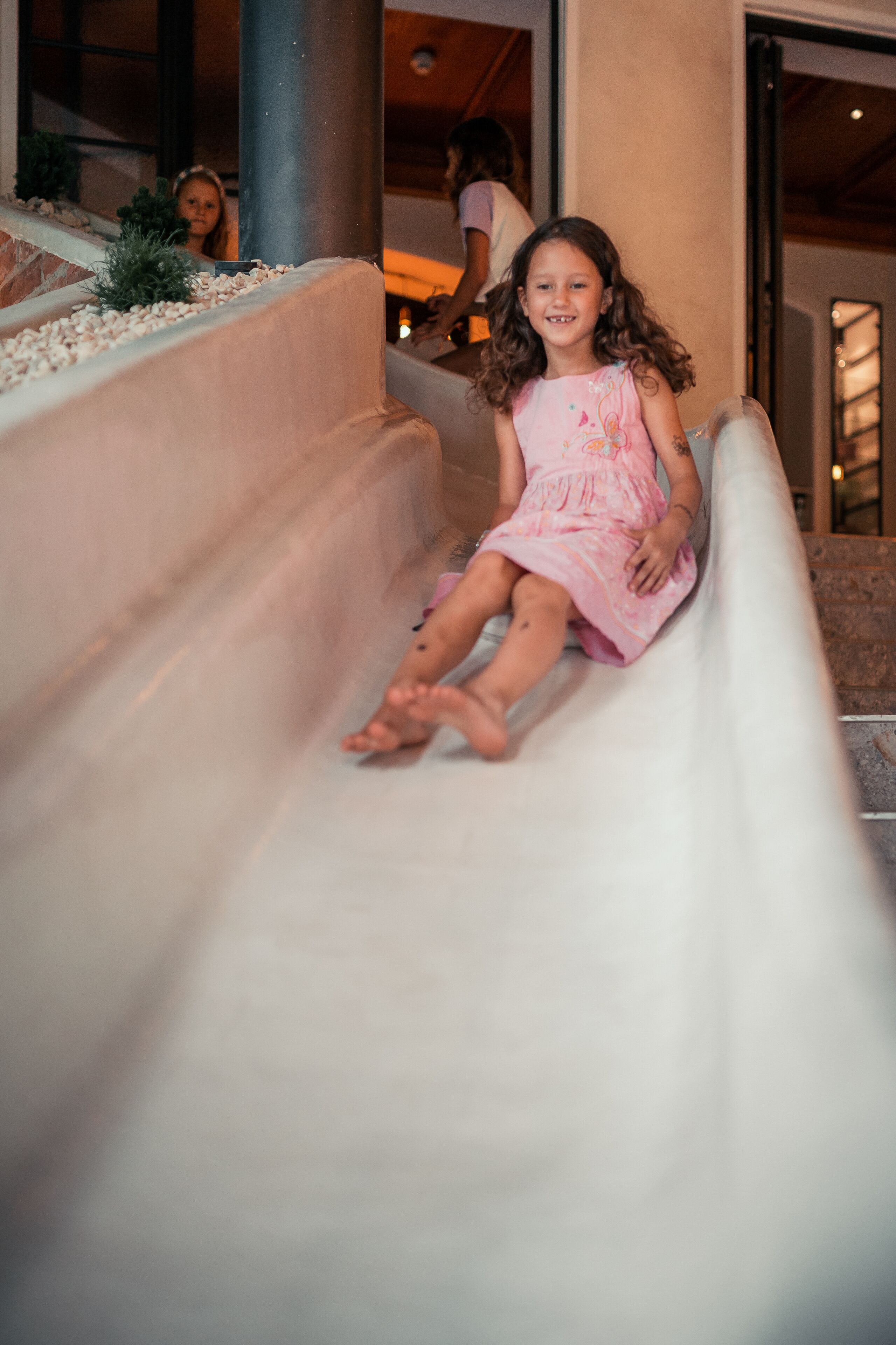 Se sirven comidas, cenas y cocina regional con vista a la alberca