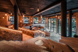 Se sirven almuerzos y cenas; cocina regional; con vista a la piscina