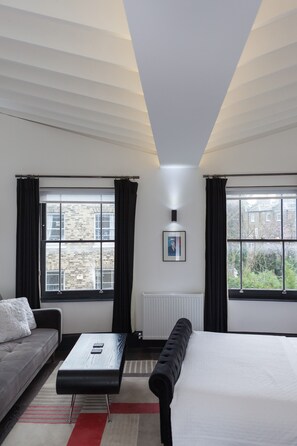 Premium-Studio, 1 Schlafzimmer, Kochnische, Stadtblick | Bügeleisen/Bügelbrett, Zustellbetten, kostenloses WLAN