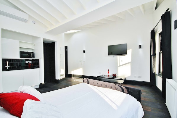 Iron/ironing board, rollaway beds, free WiFi