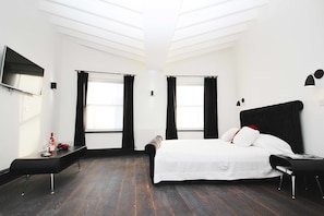 Iron/ironing board, rollaway beds, free WiFi