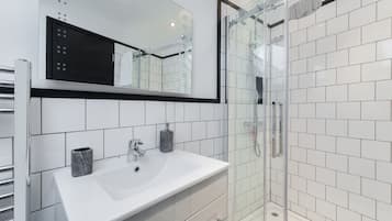Economy Room, 1 Bedroom, No Windows | Bathroom | Shower, free toiletries, towels