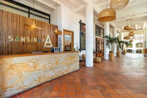 ฝ่ายต้อนรับ