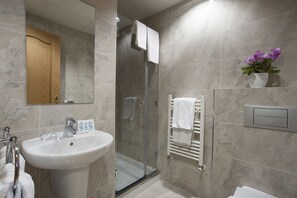 Dusche, kostenlose Toilettenartikel, Haartrockner, Handtücher