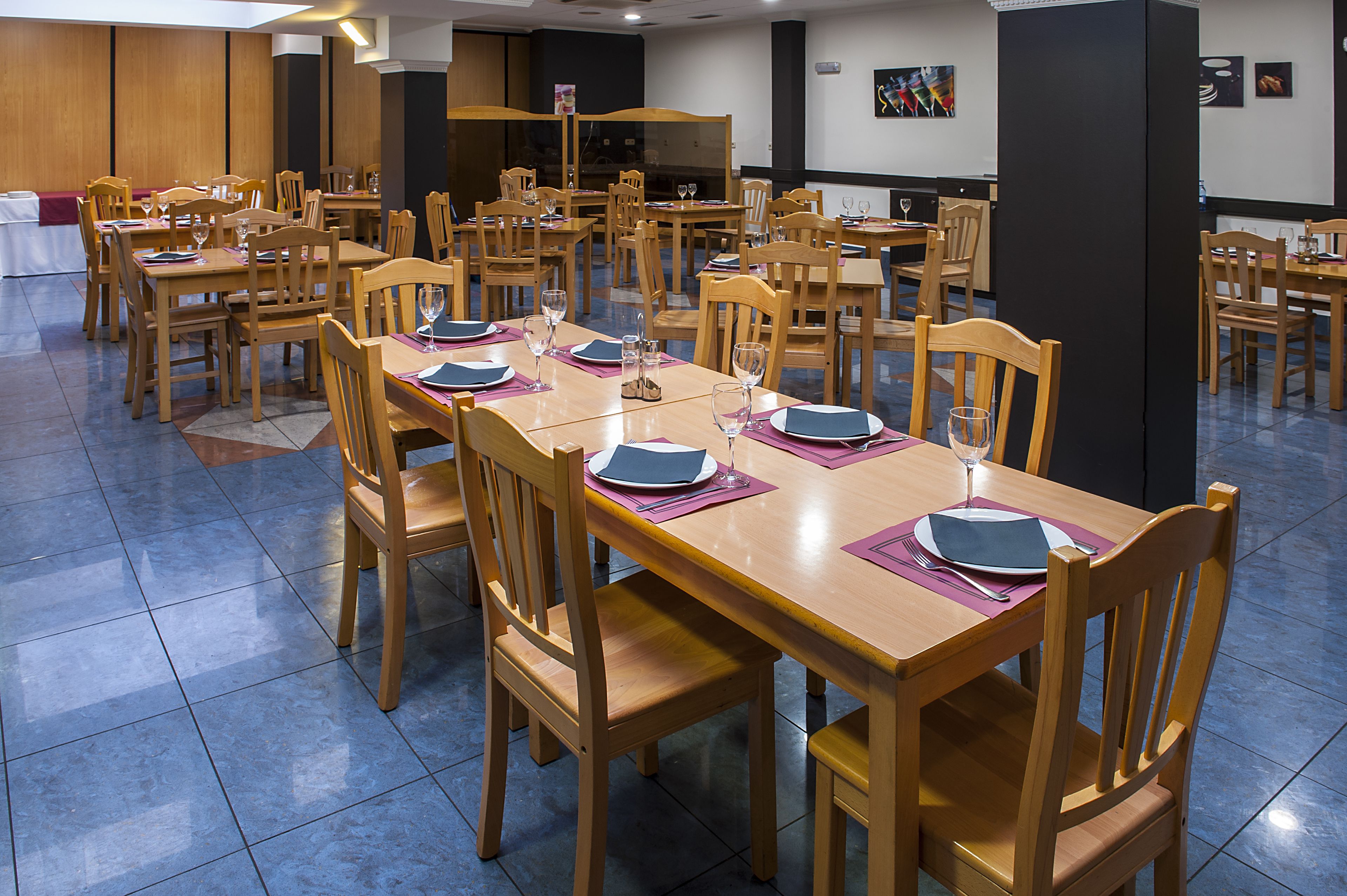 Serveert ontbijt, lunch en diner