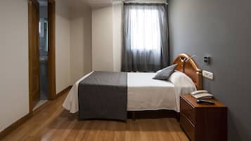 Escritorio, cortinas opacas, cunas gratuitas y wifi gratis