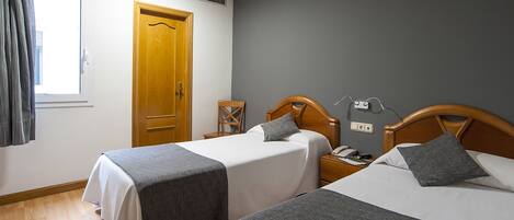 Schreibtisch, Verdunkelungsvorhänge, kostenlose Babybetten