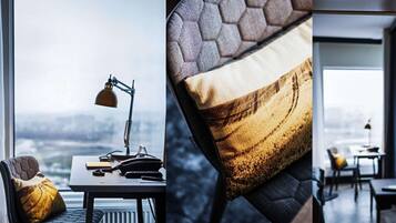 Ein moderner Arbeitsraum mit Schreibtisch, Stuhl und Lampe.