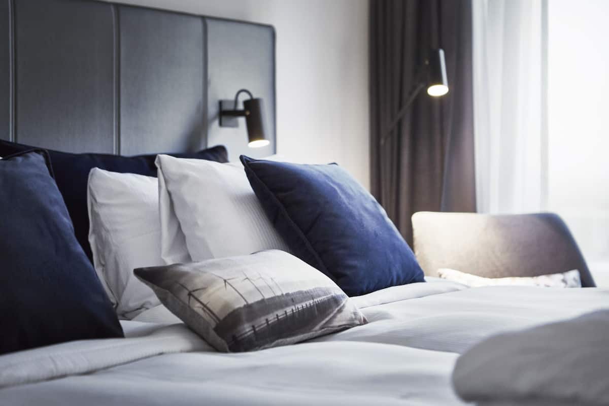 1 yatak odası, masa, güneşlik/perde, ütü/ütü masası