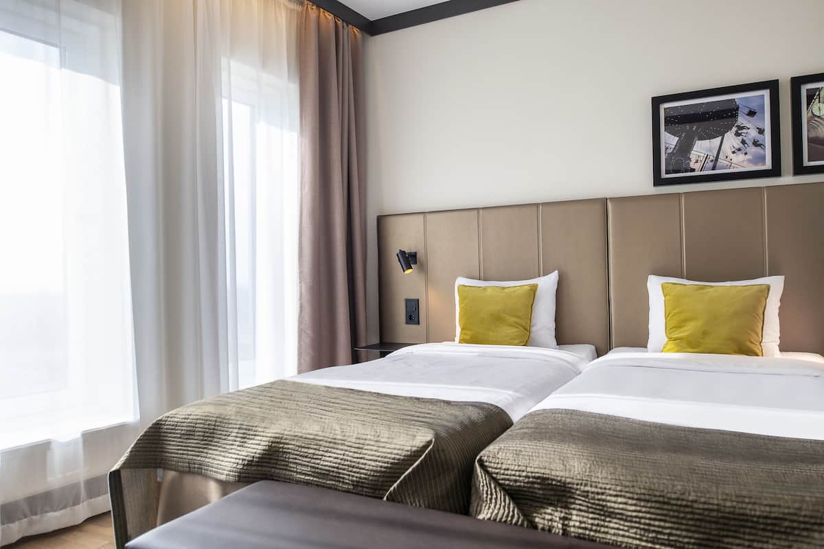 1 yatak odası, masa, güneşlik/perde, ütü/ütü masası