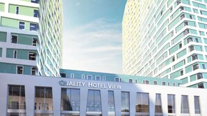 Un hôtel moderne appelé « JALITY HOTEL VIEW », doté de grandes fenêtres et d’un design contemporain.
