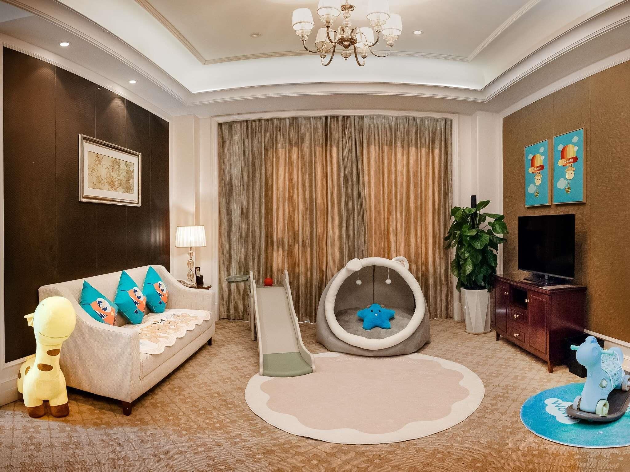 Apartamento, 2 habitaciones | Minibar, caja fuerte, escritorio y tabla de planchar con plancha