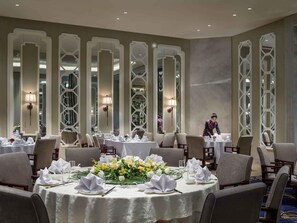 3 restaurants servant le petit déjeuner, le déjeuner et le dîner