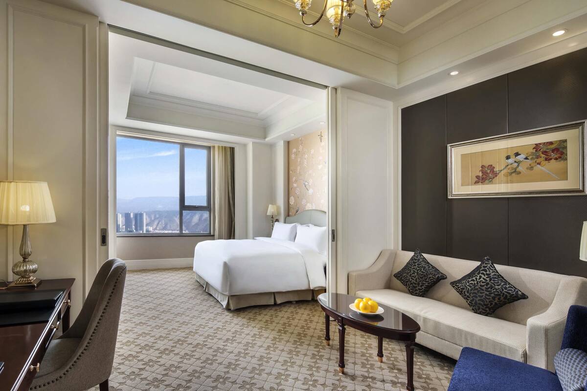Minibar, két bảo mật tại phòng, bàn, bàn ủi/dụng cụ ủi quần áo