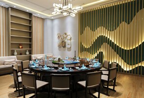 3 nhà hàng, phục vụ bữa sáng, bữa trưa, món ăn mang phong cách quốc tế